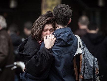 צעיר וצעירה מתחבקים בפריז לאחר מתקפת הטרור (נובמבר (צילום: David Ramos, GettyImages IL)