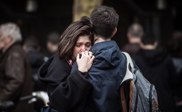 צעיר וצעירה מתחבקים בפריז לאחר מתקפת הטרור (נובמבר (צילום: David Ramos, GettyImages IL)