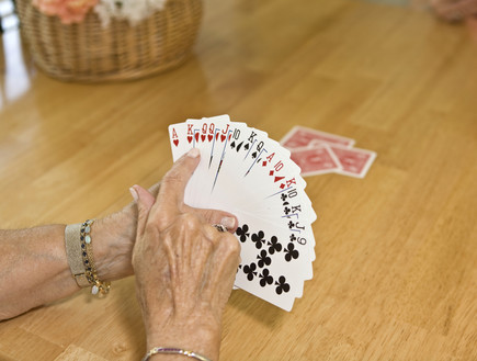 משחקת קלפים (אילוסטרציה: Jan Tyler, Thinkstock)