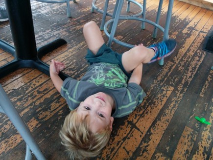 ניצן שוכב על הרצפה (צילום: נועה יחיאלי)
