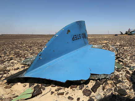 שרידי המטוס הרוסי בסיני (צילום: רויטרס)