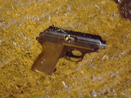 האקדח שבו ירה המחבל בחיילים (צילום: דו