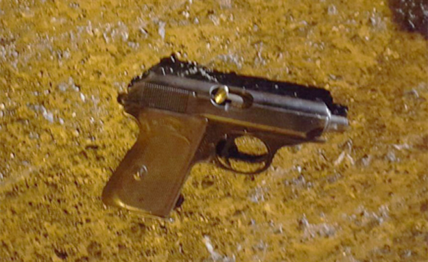 האקדח שבו ירה המחבל בחיילים (צילום: דו"צ)