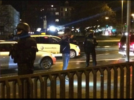 שוטרים עוצרים חשוד מחוץ לאצטדיון (צילום: טוויטר)