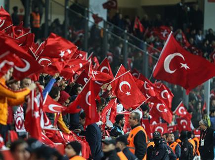 צפו: הקהל הטורקי בשריקות בוז (gettyimages) (צילום: ספורט 5)