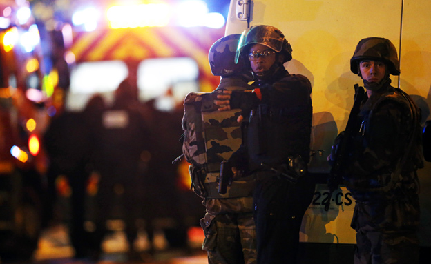 חילופי אש בפריז: שוטר נפצע (צילום: רויטרס)