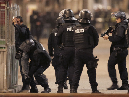 כוחות המשטרה בפריז, הבוקר (צילום: רויטרס)