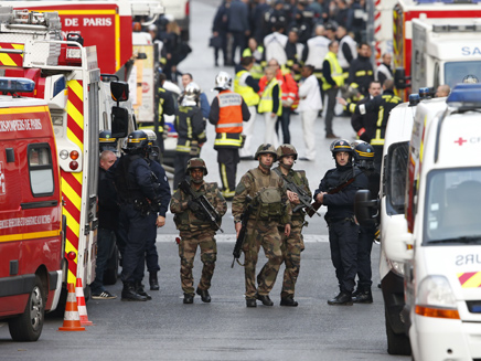 כוחות צבא, משטרה וכיבוי אש בפשיטה בפריז (צילום: רויטרס)