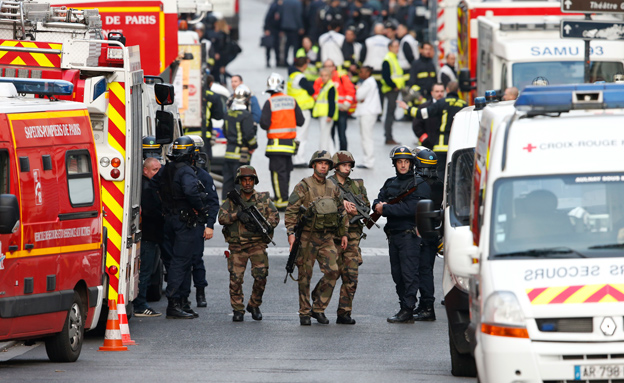 כוחות צבא, משטרה וכיבוי אש בפשיטה בפריז (צילום: רויטרס)