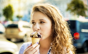 אוכלת גלידה (צילום: אימג'בנק / Thinkstock)