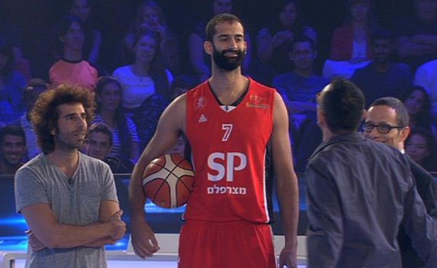 שחקן הכדורסל הגבוה בעולם (צילום: מתוך מי למעלה, שידורי קשת)