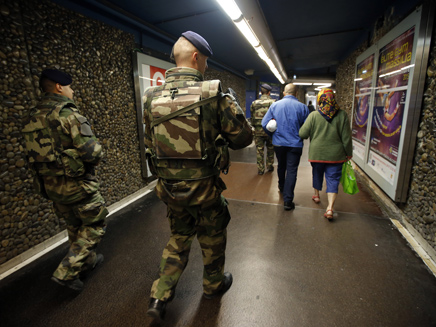 חיילים בפריז, אתמול (צילום: רויטרס)