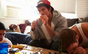 בני נוער עושים סמים (אילוסטרציה: Shutterstock, מעריב לנוער)