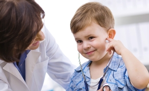 רופאה בודקת ילד עם ססטוסקופ (צילום: אימג'בנק / Thinkstock)