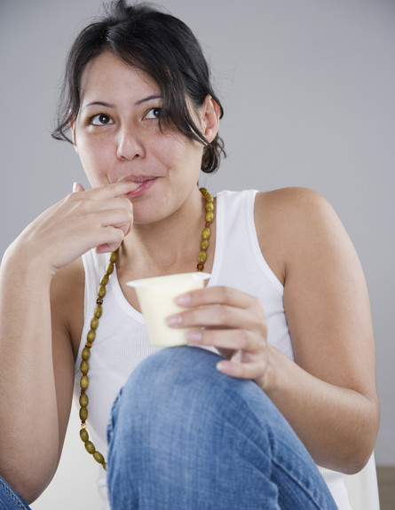 אישה אוכלת יוגורט (צילום: אימג'בנק / Thinkstock)