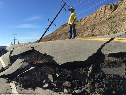 רעידת אדמה בכביש (צילום: Ted Soqui)