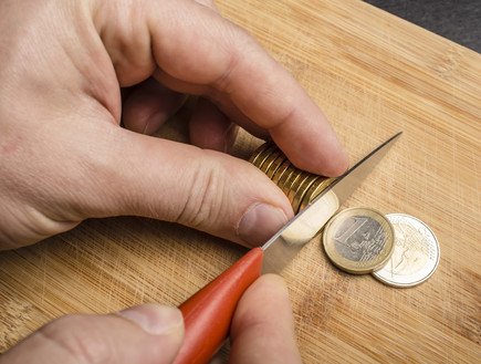 משתמש בסכין כדי לחתוך כסף (צילום: thinkstock)