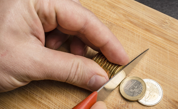 משתמש בסכין כדי לחתוך כסף (צילום: thinkstock)