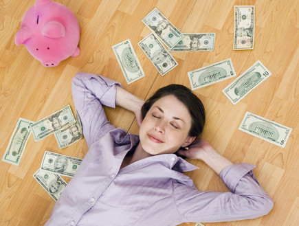 אישה ישנה על שטרות כסף (אילוסטרציה: Jupiterimages, Thinkstock)