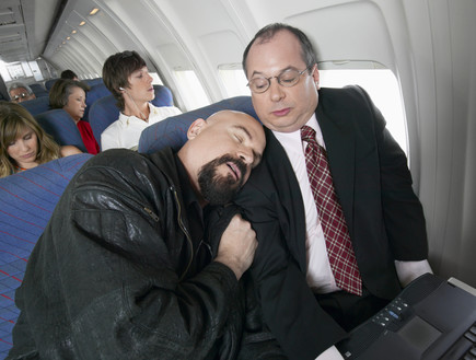 איש נרדם במטוס על כתף של נוסע אחר (צילום: אימג'בנק / Thinkstock)
