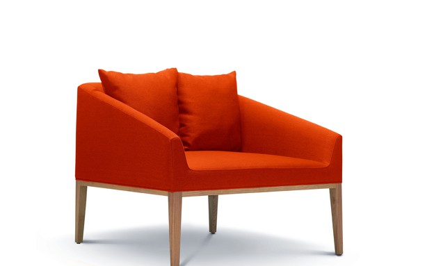 כורסא מעוצבת דגם ORAN בצבע כתום במבצע סוף שנה ברשת (צילום: ישראל כהן)