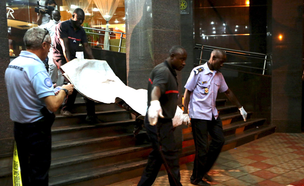פינוי גופות מהמלון בבמקו, בשבוע שעבר (צילום: ריוטרס)