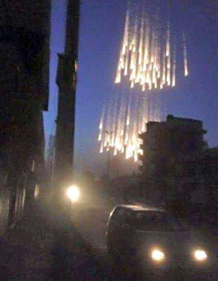 פצצות זרחן בסוריה (צילום: dailymail.co.uk)