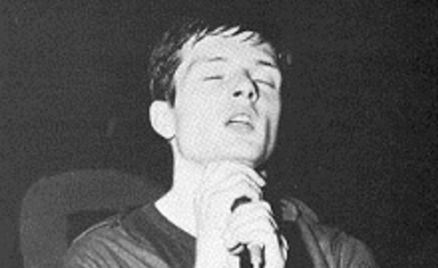 איאן קרטיס בהופעה במנצ'סטר, 1979 (צילום: ויקיפדיה)