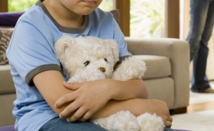 ילד עצוב עם דובי - אילוסטרציה (צילום: pixland)