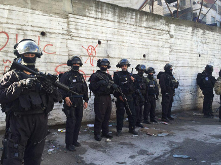 כוחות סביב בית מחבל בשכונת שועפאט (צילום: דוברות המשטרה)