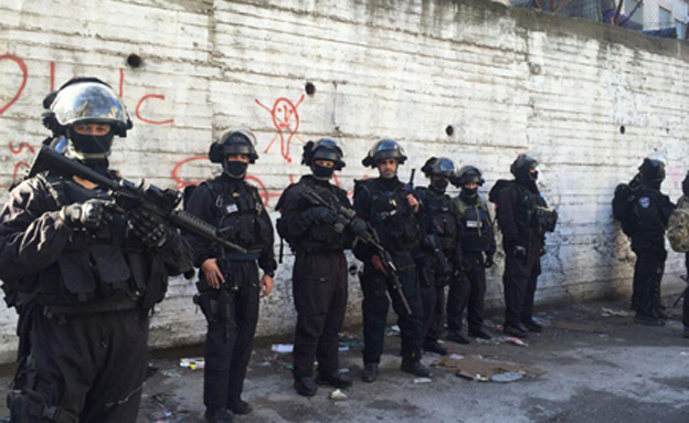 כוחות סביב בית מחבל בשכונת שועפאט (צילום: דוברות המשטרה)