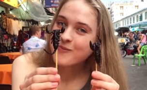 אוכלת 10 עקרבים (צילום: יוטיוב)