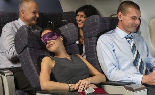 אישה ישנה במטוס (צילום: אימג'בנק / Thinkstock)
