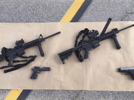 חלק מכלי הנשק שנמצאו אצל בני הזוג (צילום: רויטרס)
