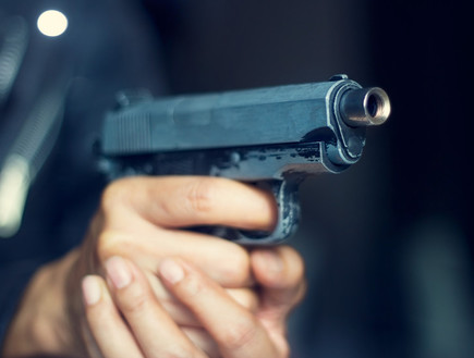 אדם מחזיק אקדח (צילום: thinkstock)