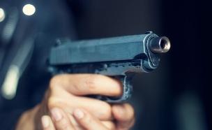 אדם מחזיק אקדח (צילום: thinkstock)