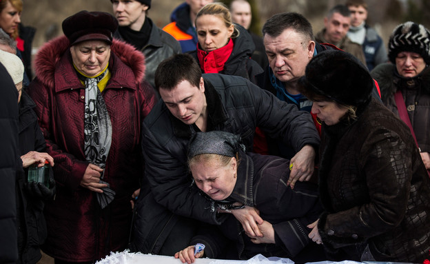 6.3 אישה אוקראינית מתאבלת על בנה (צילום: Andrew Burton, GettyImages IL)