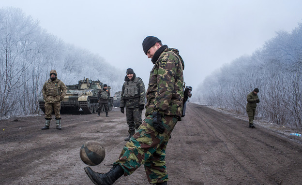15.2 חיילים אוקראיניים משחקים כדורגל (צילום: Brendan Hoffman, GettyImages IL)