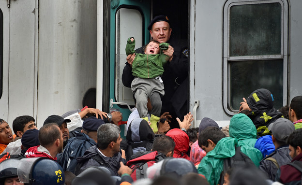 20.9 פליטים מציפים את תחנת הרכבת בזאגרב (צילום: Jeff J Mitchell, GettyImages IL)