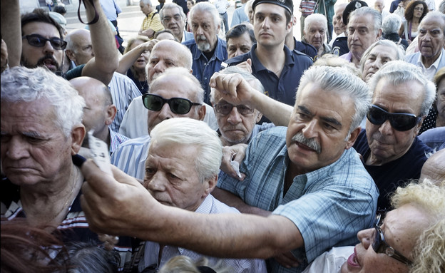 1.7 יוונים מחכים מחוץ  לבנק (צילום: Milos Bicanski, GettyImages IL)