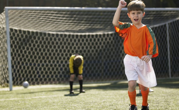 ילד משחק כדורגל (צילום: אימג'בנק / Thinkstock)