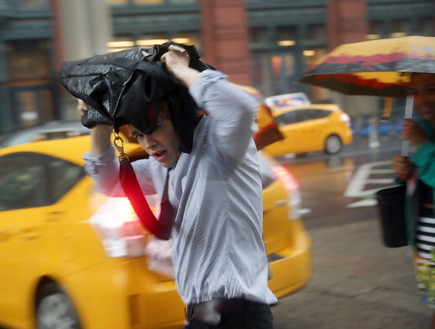 גבר בגשם (צילום: Spencer Platt, GettyImages IL)