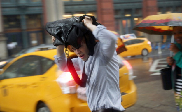 גבר בגשם (צילום: Spencer Platt, GettyImages IL)