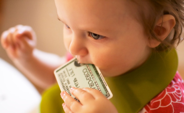 תינוק נוגס בכרטיס אשראי (צילום: מת'יו דינקל, flickr)