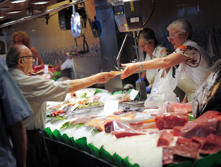 לקוח בשוק הדגים של ברצלונה משלם במזומן (צילום: David Ramos, GettyImages IL)
