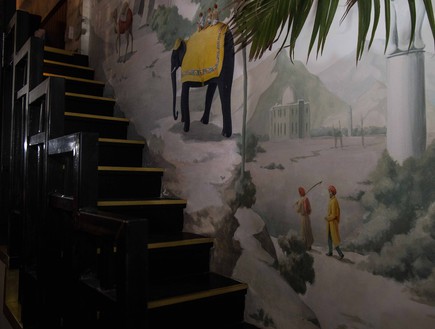 אדורה מדרגות וציור קיר (צילום: שרית גופן)