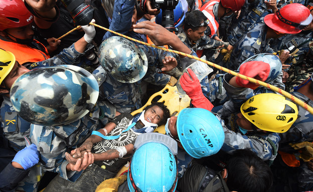 30.4 ילד מחולץ מההריסות בנפאל (צילום: The Washington Post, GettyImages IL)