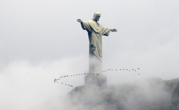 3.1 ציפורים חגות מסביב לפסל ישו המפורסם בהר קורדברו (צילום: אימג'בנק/AFP)