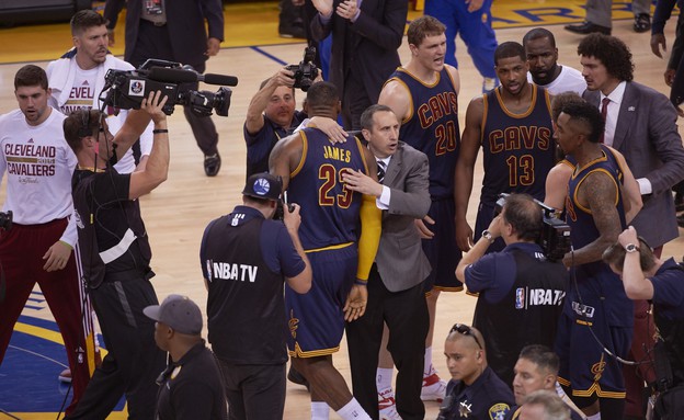 7.6 דיוויד בלאט ולברון ג'יימס בגמר ה-NBA (צילום: Greg Nelson, GettyImages IL)