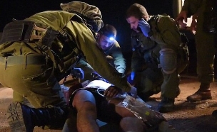 טיפול בפצועים סורים (צילום: דובר צה"ל, מתוך הדיילי מייל)